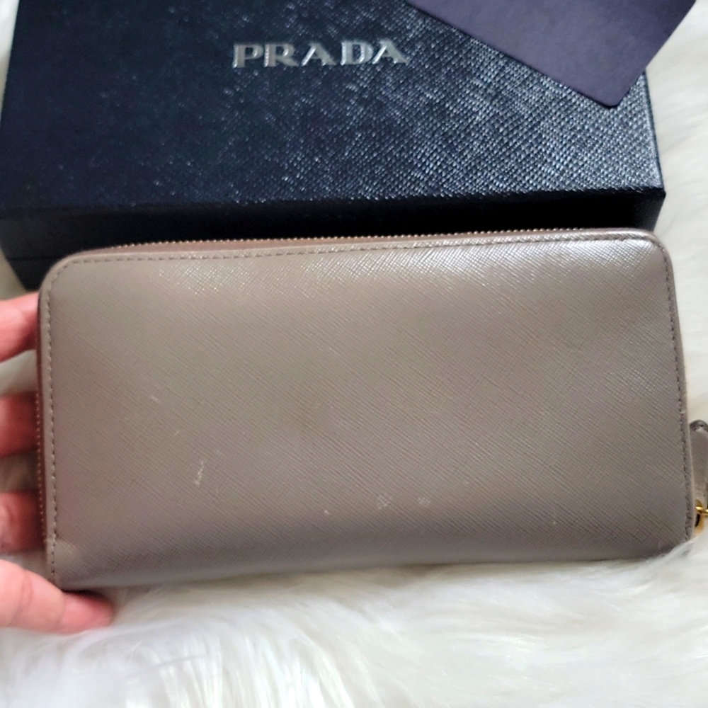 PRADA - Picture 2 of 16